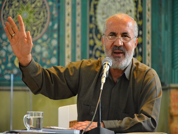 وزیری که می گوید مدیر از خارج بیاوریم باید برود کنار تا وزیر از خارج وارد کنیم/ برخی ها مانند بنی صدر سرشان جلوی خم دشمن است/ برخی فقط بصورت زبانی از ولایت حمایت می کنند