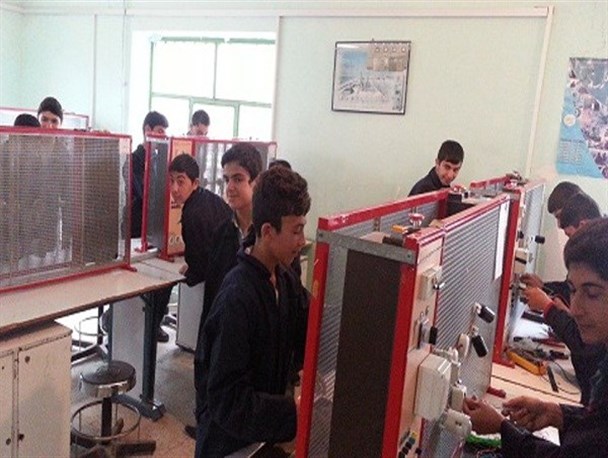 موفقیت دانش آموز بردسیری در مسابقات کشوری علمی کاربردی