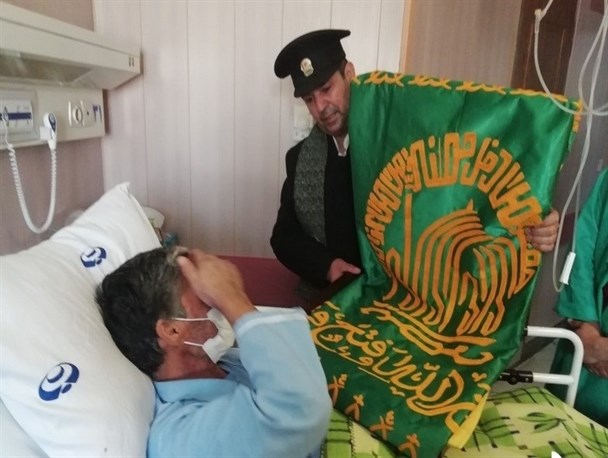 عیادت حاملان بیرق دارالشفای رضوی از بیماران بیمارستان امام رضا(ع) +تصاویر