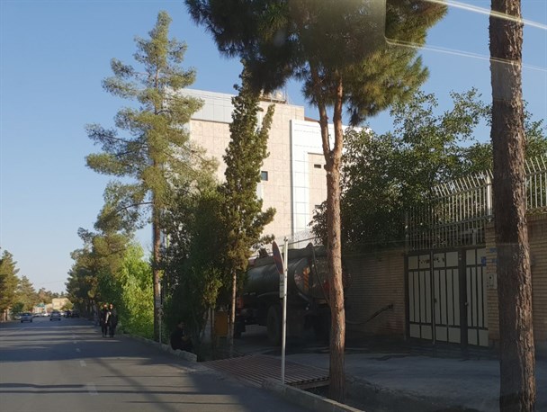 آبرسانی اختصاصی با تانکر به محل اقامت استاندار سمنان و معاونین وی (+تصاویر)