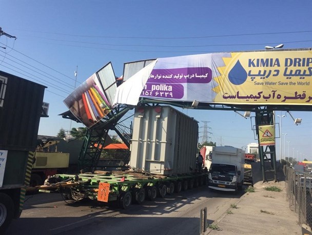 برخورد تریلی با پل عابر پیاده در مسیر نکا به میاندورود+ تصاویر