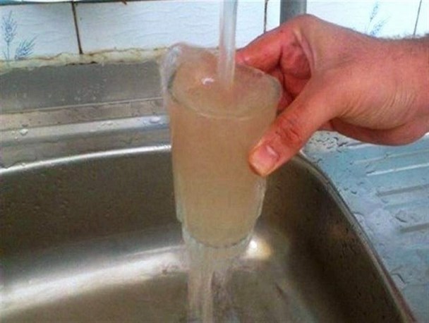 بحران آب آلوده در منطقه "الله آباد" کرمان/ کودکان حاشیه شهر در معرض خطر