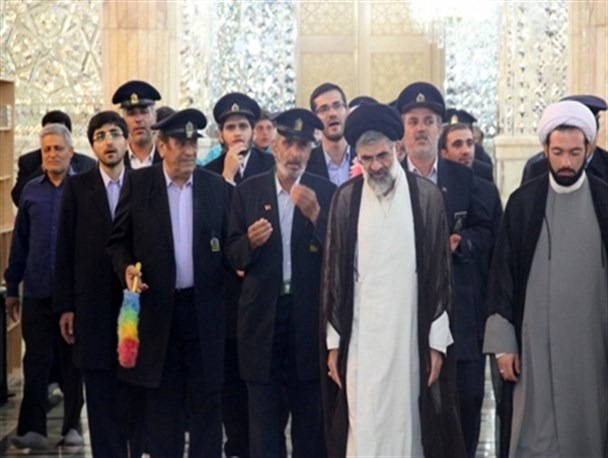 غبارروبی حرم حضرت معصومه (س) توسط خادمین حرم امامزاده جعفر (ع) + تصاویر