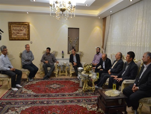 مسئولان میاندوآب با خانواده های آزادگان دیدار کردند + تصاویر