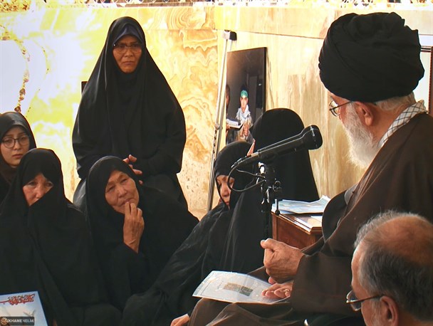 سردار فلکی: مقام معظم رهبری اولین کسی است که خانواده فاطمیون را به حضور پذیرفتند / عکس نوشت