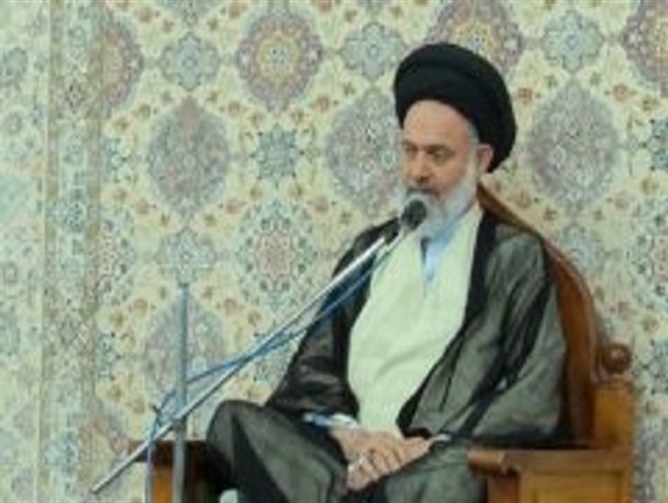 آیت الله نائینی عالمی وارسته و آینه تمام نمای فرهیختگان بود