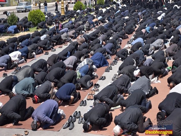 برگزاری نماز ظهر عاشورا در شهر یاسوج به یاد آخرین نماز اباعبدالله(ع)