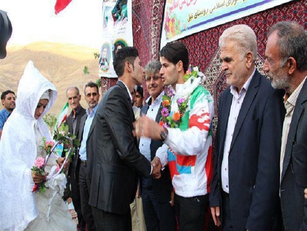 عکس/ تجلیل یک عروس و داماد در روستای تیل از نایب قهرمان پرتاب نیزه جهان
