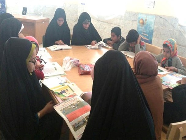 جمع‌خوانی کتاب «رازهای نماز» در کتابخانه روستای ونک