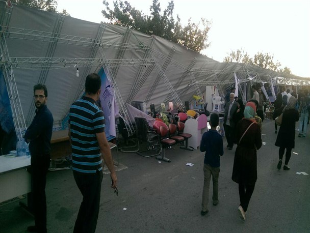 غرفه های جشنواره انگور را باد برد!