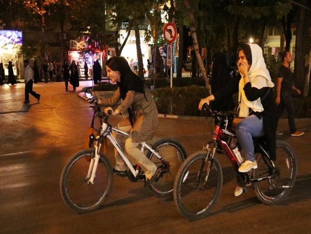 نظر مراجع تقلید درباره دوچرخه سواری بانوان در انظار عمومی/خانم ها از هر عملی که موجب جلب توجه نامحرم می شود اجتناب کنند