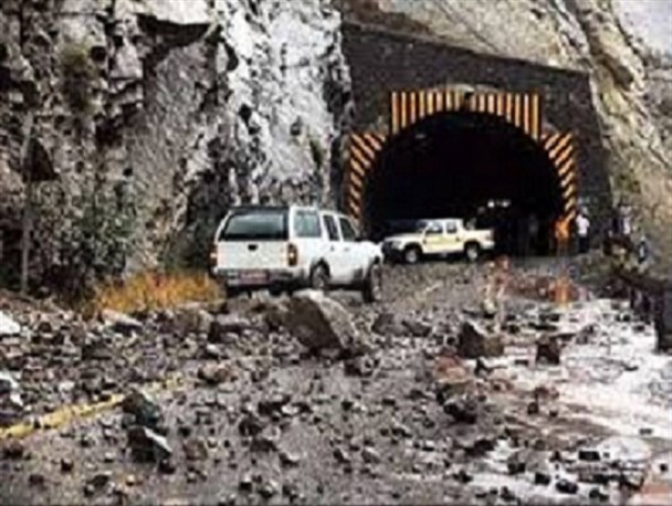 یکی از مصدمان حادثه ریزش تونل گردنه چری از زیر آوار خارج شد/احتمالا تعداد حادثه‌دیدگان بیشتر است