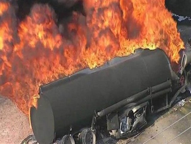 انفجار تانکر حمل میعانات گازی در الیگودرز/ یک آتش نشان مصدوم و چندین نفر دچار مسمومیت شدند