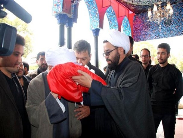 رونمایی از پرچم متبرک حرم امام حسین(ع) با حضور آیت الله مهمان نواز+تصاویر