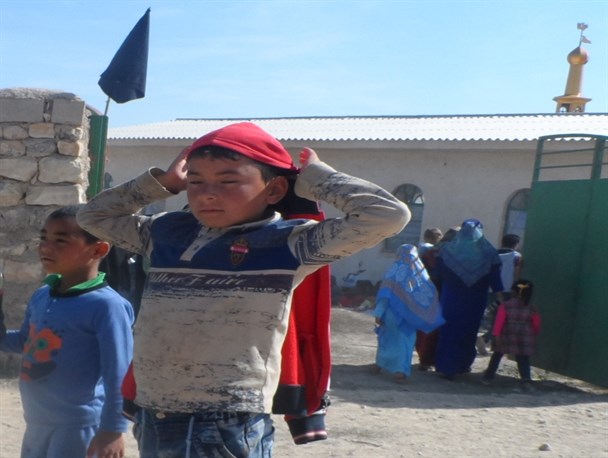کودک 10 ساله ی مراوه ای در آرزوی مدرسه+تصویر
