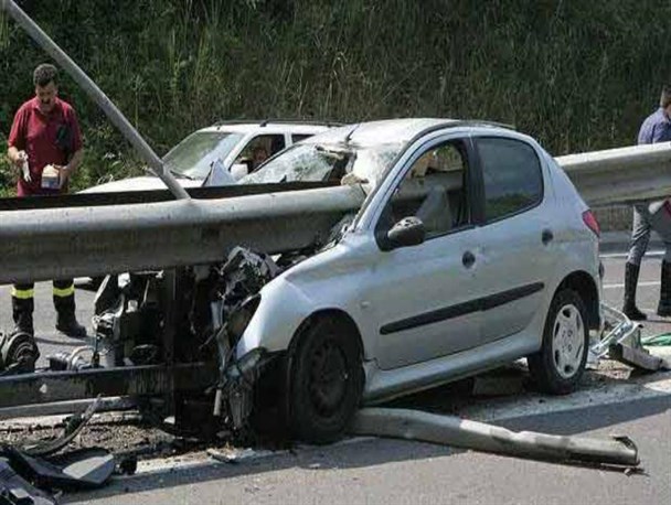 معادله چند مجهولی تصادفات جاده‌ای/پیچ های تند و عرض کم جاده های برون شهری عامل اصلی تصادفات