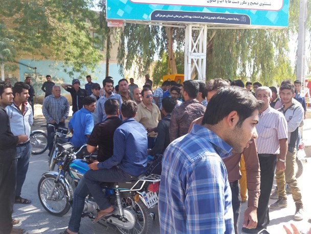 نارضایتی مردم بستک در پی برخورد بد پلیس با یک نوجوان + تصویر