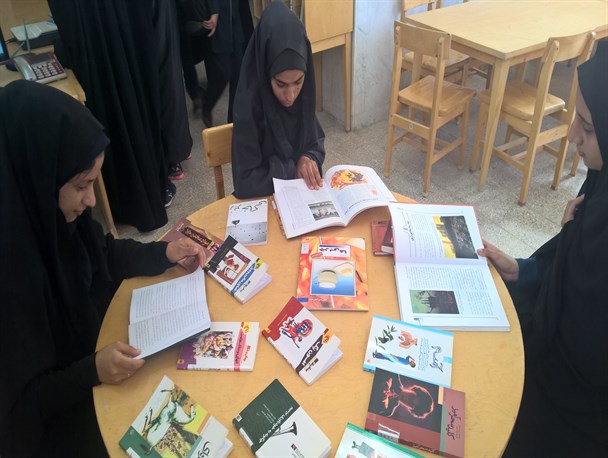 بازدید دانش آموزان متوسطه از کتابخانه عمومی شهرستان نیمروز/ تصاویر
