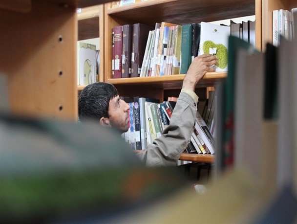 کتاب، تنها مونس دانشجوی معلول نور آبادی