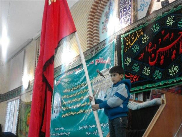 پرچم حرم حضرت رقیه (س) در دستان فرزند شهید مدافع حرم