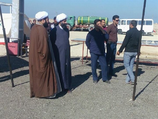 وقتی امام جمعه امیدیه برای موکب اربعین جوشکار میشود + عکس