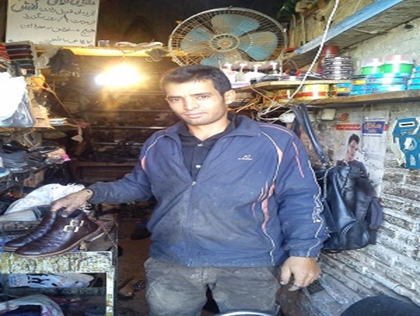 کفاش جوانی که به درآمدش قانع بود