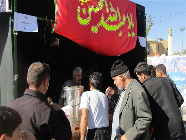 پذیرایی مردم نهاوند از زائران حرم حسینی با طعم عشق و دلدادگی+ تصاویر