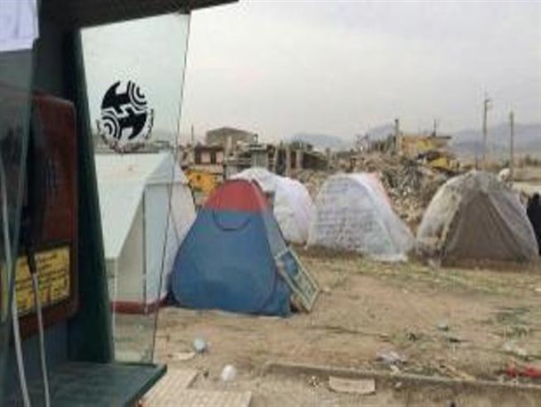 نصب ۱۵ تلفن همگانی و ۶ تلفن«جی.اس.ام» در کنار چادر زلزله‌زدگان