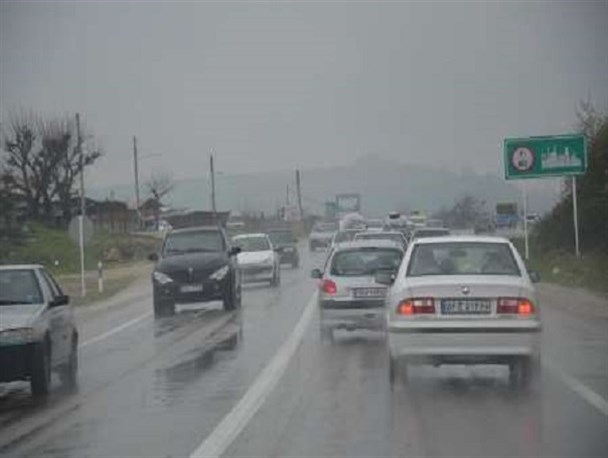 جاده‌های استان لغزنده و بارانی است