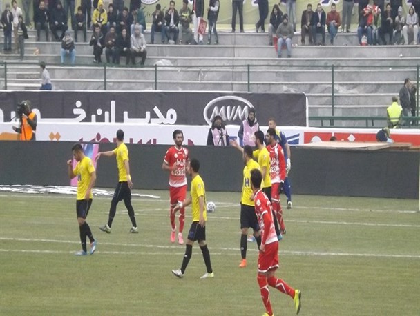 توقف لوکوموتیو راه آهن در ایستگاه پرسپولیس