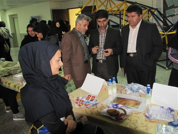 برپایی بازارچه تغذیه سالم در دانشگاه آزاد دولت آباد