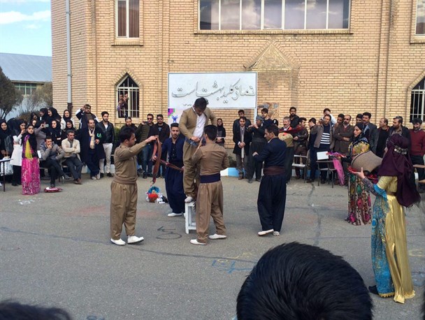 یک دست به افتخار مسئولین دانشگاه آزاد اسلامی واحد سنندج