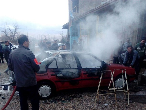 آتش گرفتن پژو در هنگام سوخت‌گیری با گاز مایع+ عکس
