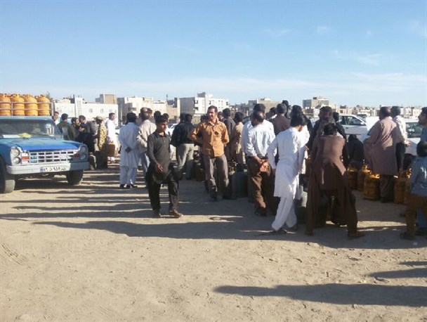 گازرسانی به جنوب غرب سیستان و بلوچستان؛ وعده ای که عملی نشد/ مردم محروم دلگان در صف های طولانی سوخت زمستانه