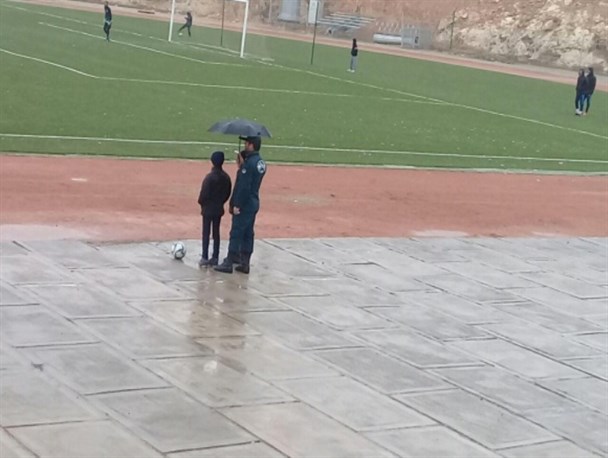 پلیسی که مهربانی را زیر باران با یک چتر تفسیر کرد