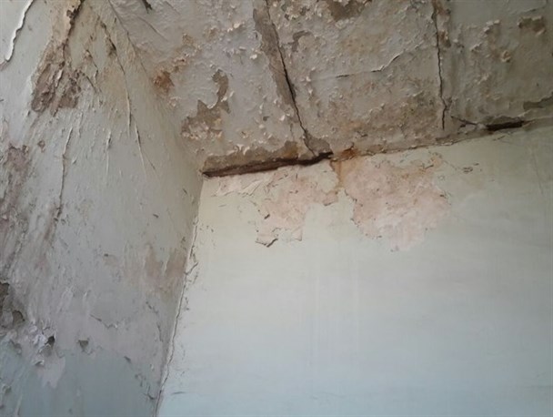 وضعیت نامناسب و خطرناک مدرسه ای در قم+تصاویر