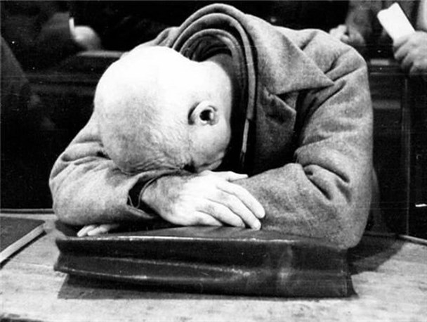 دست نیاز به سوی غرب کشور را متحمل خسارت می‌کند/ اعتماد به غرب، لکه سیاه کارنامه مصدق