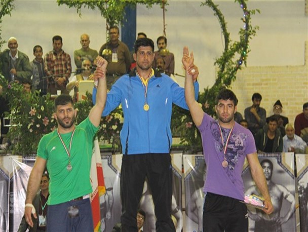 اهدای مدال برندگان رقابت های کشتی پهلوانی قهرمانی کشور در اسفراین