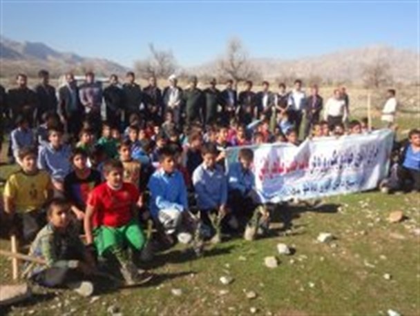 300 نهال توسط دانش آموزان بسیجی غرس شد+ تصاویر
