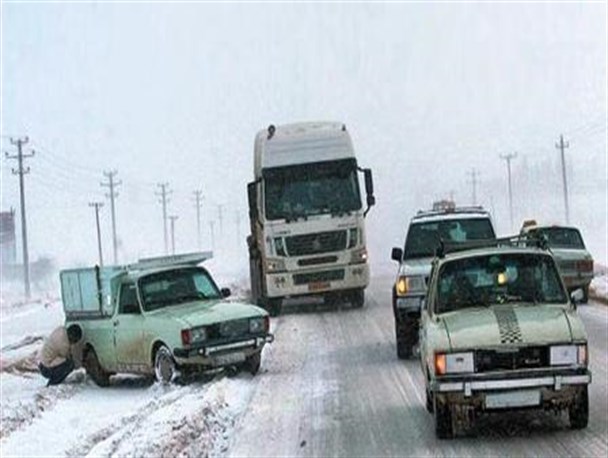 تردددرمحور خدابنده - همدان ودر گردنه سازین با زنجیرچرخ امکانپذیر است
