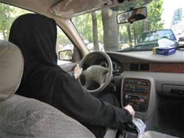 باردیگر مبارزه با اسلام در غرب قوت گرفت/ نژاد پرستان حجاب را مانع رانندگی زنان می دانند