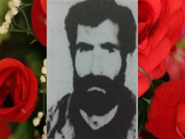وقتی شهید احمد پیشیان اسیر زخمی ضدانقلاب را به دوش می کشد
