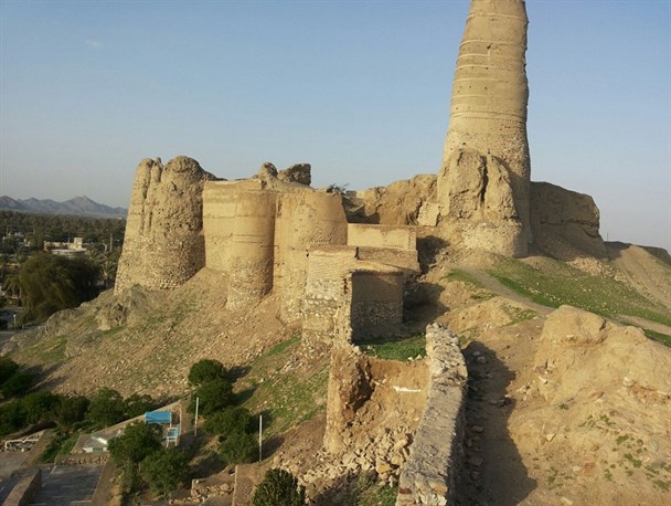 قلعه تاریخی منوجان در حال تخریب و نابودی/تصاویر
