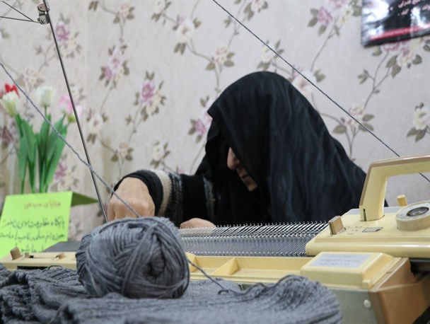میل بافتنی های زنان سرزمین من داغ است هنوز / هر دانه آجیل جای یک گلوله عمل می کند