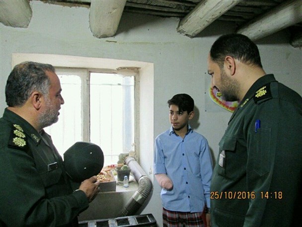 ملاقات فرمانده سپاه طرقبه شاندیز با یکی از کودکان کار حصارسرخ