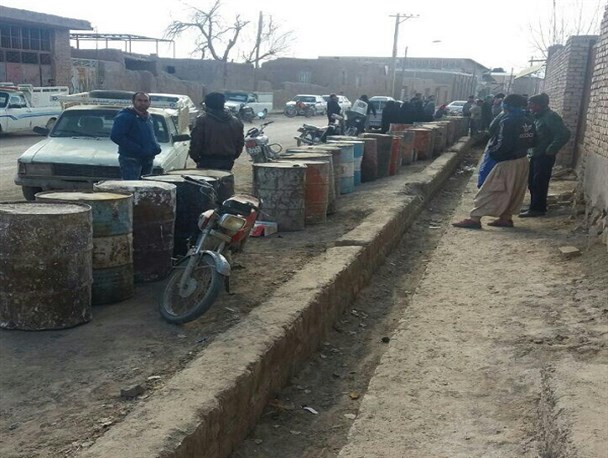 صف‌های طولانی اهالی روستای محمد آباد جغتای برای دریافت نفت ادامه دارد/ بخشدار: مقصر خودِ مردم هستند