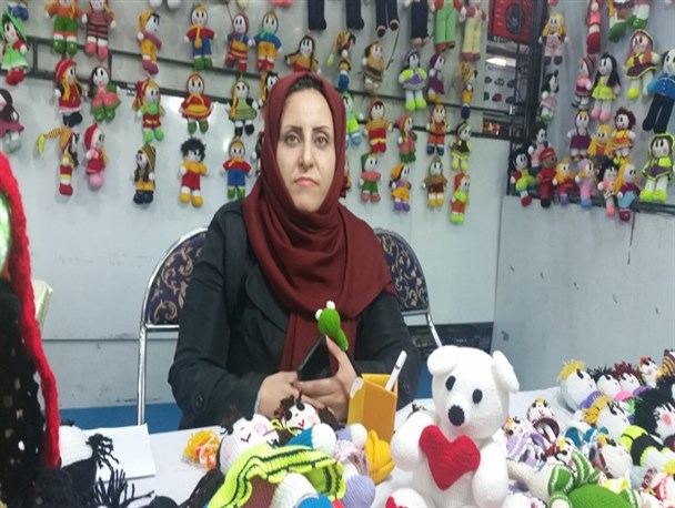 بانویی که با عروسک های دستبافت دنیای کودکان را رنگی تر می کند