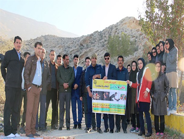 پیاده روی کارکنان شبکه بهداشت و بیمارستان فراشبند برای جلوگیری از چاقی