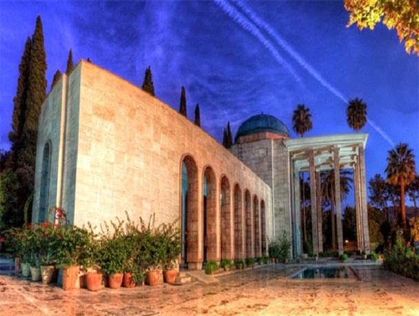 درکنار قبر سعدی کدام عالم دفن است؟