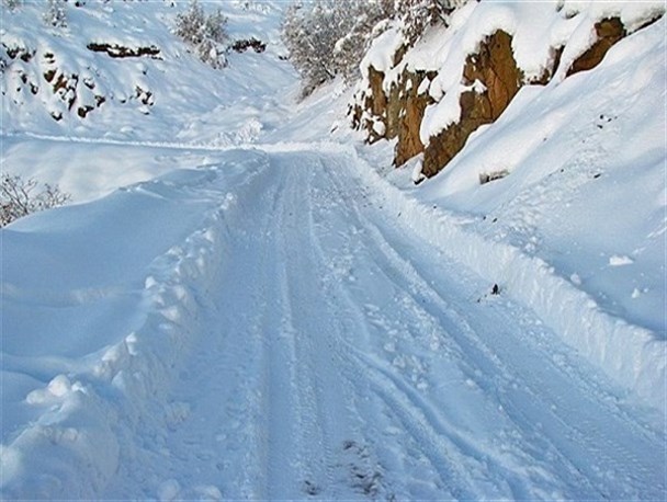 بارش برف راه ارتباطی ۱۴ روستای اشترینان را قطع کرد